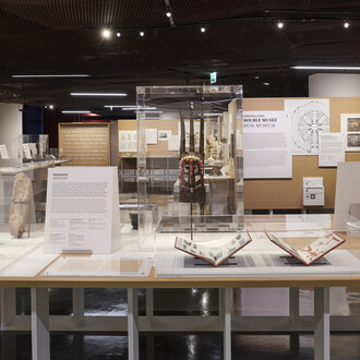 Objetos en cuestión, vista de exhibición. Cortesía Musée du Quai Branly