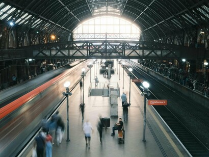 Movimento intenso na estação, onde trajetos se cruzam e destinos se confundem. A rotina revela um sistema em constante deslocamento, nem sempre guiado por escolhas claras