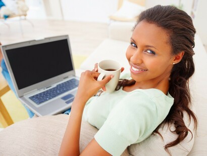 Una chica con su ordenador portatil