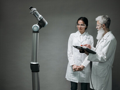 Due scienziati si consultano sulle sperimentazioni da fare