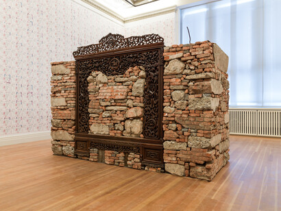 Ai Weiwei, Souvenir from Shanghai, 2012, stones from destroyed Shanghai studio, wooden bed, 260 x 380 x 170 cm © Ai Weiwei
courtesy the artist and neugerriemschneider, Berlin, ph. Eric Gregory Powell. Installation view Martin Gropius Bau, Berlin, 2014

