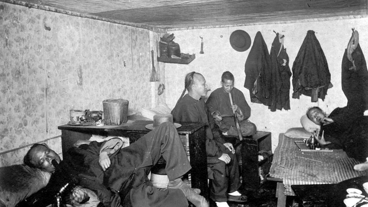 Fumadero de opio en una casa de huéspedes china en San Francisco (c. 1890)