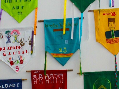 Exposição temporária no Museu do Amanhã, "Estandartes dos Direitos Humanos". Rio de Janeiro, Brasil, 2018. Tanto a declaração como os Pactos procuram abranger a totalidade dos direitos humanos já reconhecidos e aplicam-se a todos os países do sistema das Nações Unidas 