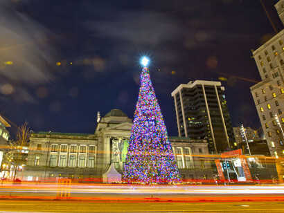  Lo que más me sorprendió fue encontrarme con una ciudad completamente iluminada: luces de colores en cada esquina, árboles de Navidad por todas partes, edificios decorados con todo tipo de detalle y tiendas que transmitían ese espíritu festivo que contagia alegría y emoción. Encendido del árbol de Navidad en la Galería de Arte de Vancouver, 2017 Canada