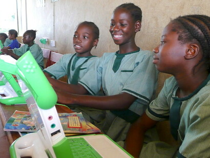 Aula tecnológica para crianças na escola em Rwanda, Angola