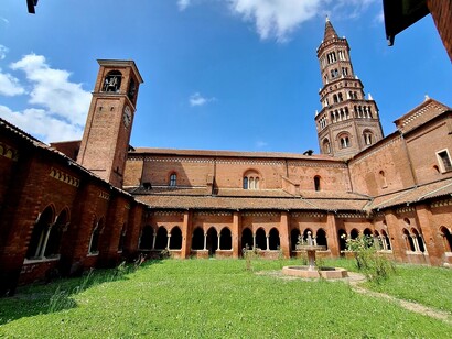 Fondata dai monaci cistercensi nel XII secolo, l'Abbazia di Chiaravalle Milanese è uno dei capolavori del gotico lombardo e simbolo della bonifica e della valorizzazione agricola della campagna a sud di Milano. Lombardia, Italia