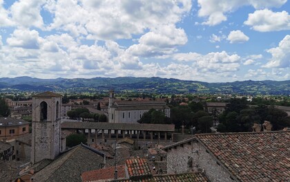 Gubbio è una delle città medievali meglio conservate d'Italia, adagiata sulle pendici del Monte Ingino nel cuore dell'Umbria. Gubbio, Italia