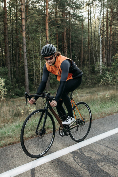 Persona pedala velocemente acquisendo pian piano velocità