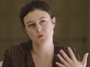 Expectante, sin comprender qué pasa. Y, cuando pasa, inmóvil y con el corazón en la mano, sigues sin comprender qué ha pasado. Lucía Carballal, 2025