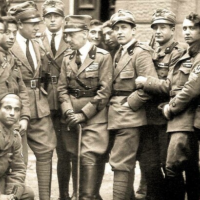 Gabriele D'Annunzio con il bastone, insieme ad alcuni legionari (componenti del reparto Arditi del Regio Esercito Italiano) a Fiume nel 1919