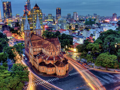 Monumenti antichi e costruzioni avveniristiche a Saigon, Vietnam