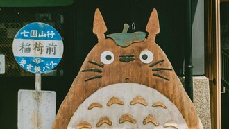 Figura del personaje de "Mi vecino Totoro" (1988) en la vía pública, Japón