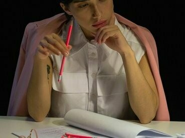 Mulher sobrecarregada de trabalho. Esse ambiente familiar encontrou terreno fértil em uma sociedade que glorifica o excesso. Nas últimas décadas, com as redes sociais e o culto ao *hustle* (trabalhar enquanto os outros dormem), a mentalidade de que sempre se pode fazer mais se tornou hegemônica. Não basta ser bom em algo: é preciso ser excelente, rápido e estar sempre disponível. Não basta alcançar metas: é preciso dobrá-las. E assim, o descanso virou quase um ato de rebeldia