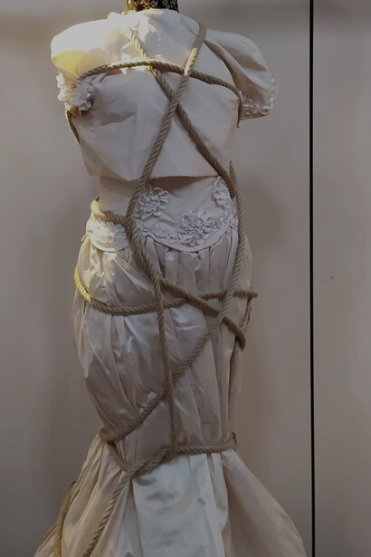 Un abito da sposa completamente legato da una corda