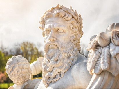 Zeus gobierna a los dioses del Olimpo como un padre de familia e incluso, quienes no son sus hijos naturales se dirigen a él como tal. Su función es supervisar el universo