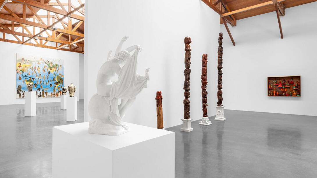 Dr. Lakra, Tupi o no Tupi, vista de la exposición. Cortesía de kurimanzutto