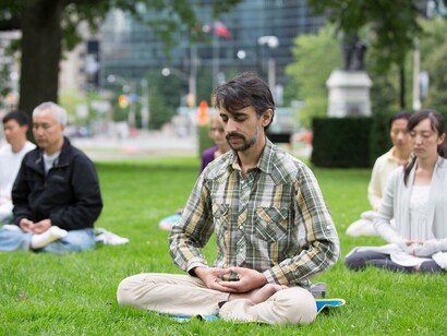 I praticanti del Falun Gong (chiamato anche Falun Dafa) tengono le mani nella posizione “jeiyin” mentre eseguono il quinto esercizio (una meditazione seduta) del Falun Gong a Toronto
