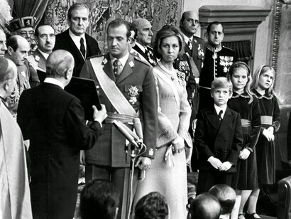 El rey Juan Carlos I jura como monarca tras la muerte de Franco