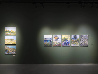 Mona Al Khaja, Caravan of colors through time, exhibition view. Courtesy of Aisha Alabbar Gallery