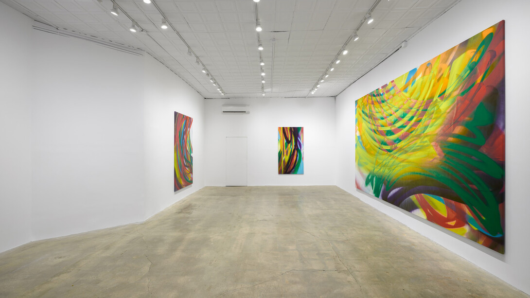 Katharina Grosse, Pie sell, lee slip, eel lips, exhibition view. Courtesy of Gagosian