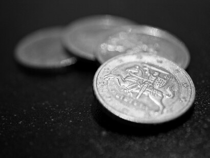 Monete. Ma questa intersezione tra conoscenza e moneta, porta alla sola modificazione degli opposti valori con cui noi pensiamo la conoscenza...
