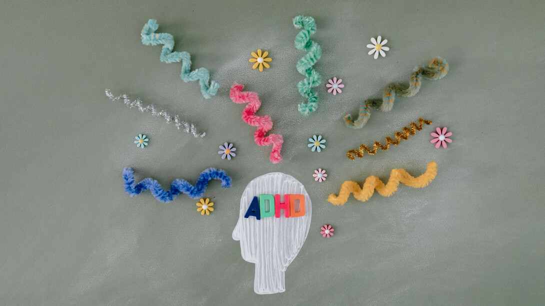 El TDAH es un trastorno neurobiológico que afecta la capacidad de atención y la regulación de impulsos, no una cuestión de falta de esfuerzo. En este sentido, desmentir mitos sobre el TDAH ayuda a fomentar una mayor comprensión y empatía hacia quienes viven con esta condición