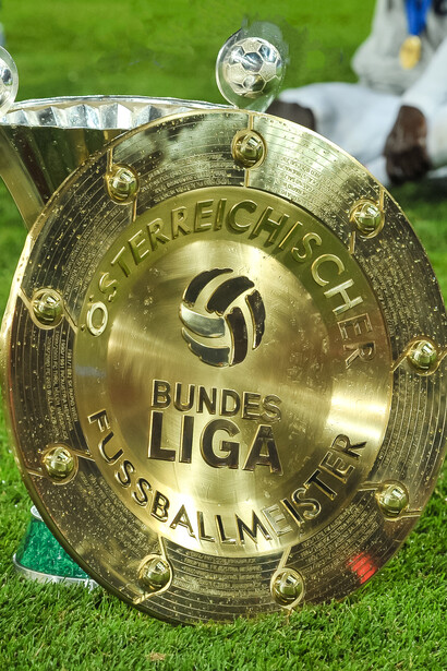 Finale de la Coupe ÖFB Samsung - FC Admira Wacker Mödling contre FC Red Bull Salzburg le 19 mai 2016 à Klagenfurt. L'image montre la coupe des champions (utilisée depuis 2014) et les trophées, 19 mai 2016. Le trophée de la Bundesliga remporté par Leverkusen