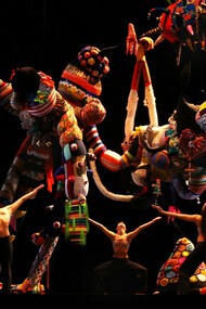 Joana Vasconcelos, Joujoux, 2007. Tricô e croché em lã feitos à mão, malha industrial, tecidos, adereços, poliéster, cabos de aço, 450 x 1000 x 1000 cm. Coleção da artista