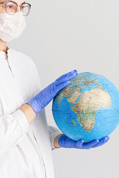 Doctora sosteniendo un globo terráqueo. El panorama global de la salud está cambiando por el cambio climático
