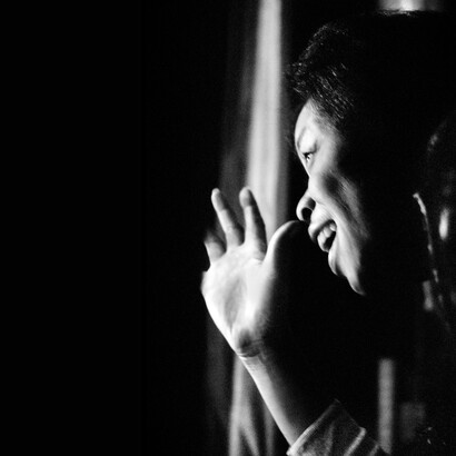 Sarah Vaughan in una foto inedita scattata a Lecco nel 1967, fra le quinte del teatro