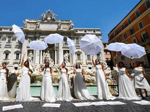 Una protesta singolare dell'Associazione italiana regalo, bomboniere, confetti e wedding, per chiedere sostegno per il crollo economico del settore 