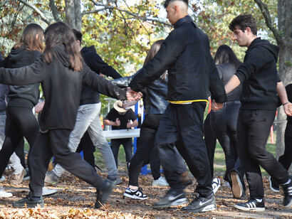 Nella seconda azione formano due cerchi concentrici e iniziano un “girotondo” in senso orario l’uno e in senso antiorario l’altro. Iniziano lentamente, aumentano poi la velocità e infine, di nuovo, rallentano sino a fermarsi