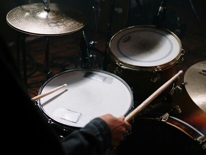 Negli anni Ottanta e Novanta, l'R&B si trasformò ulteriormente, influenzato dall'hip-hop e dal pop, con artisti come Michael Jackson, Whitney Houston e Prince che portarono il genere a nuove vette di successo commerciale


