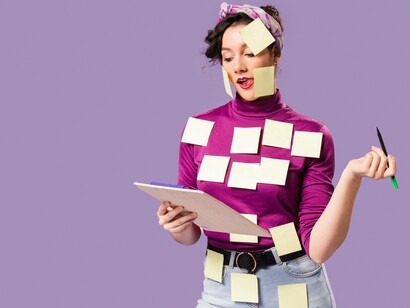 Donna con post-it su tutto il corpo: "Possiamo misurarne l’operato in qualche modo? E se sì, quale unità di misura possiamo utilizzare? Forse il tempo, anche se questi passano le giornate a pensare, senza produrre alcunché?"   