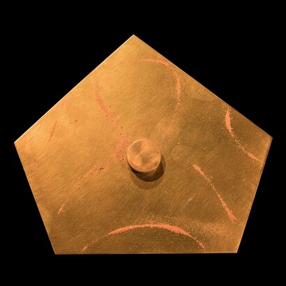Queste figure mostrano i punti di quiete del suono, dove la sabbia si accumula creando forme regolari