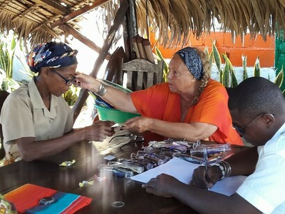Manina participe à un examen de la vue