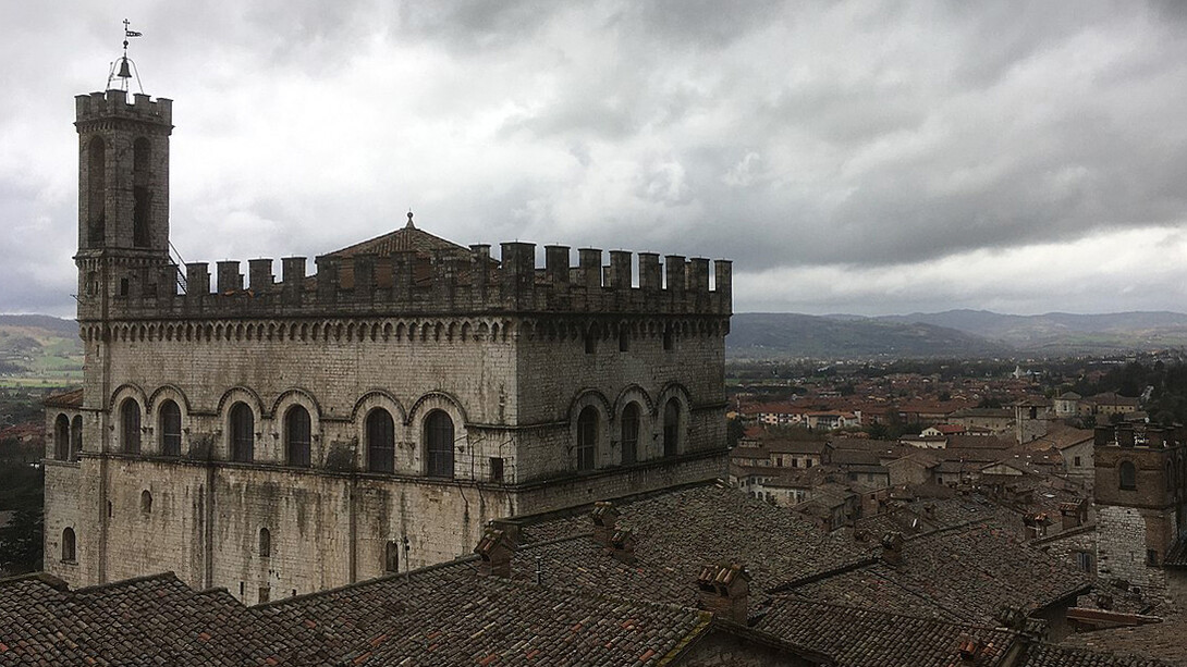 Gubbio, Italia, scorcio. Rivivi le passeggiate di Pietro Ubaldi a Gubbio, dove trovava ispirazione per le sue poesie spirituali e cercava la pace nel silenzio e nella natura