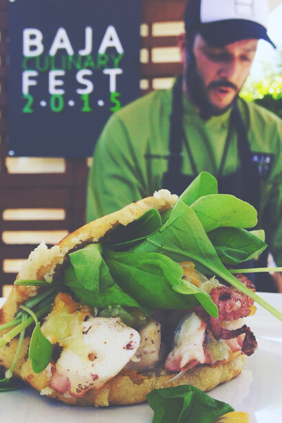 El chef Jorge Udelman presentando uno de sus platos de arepas