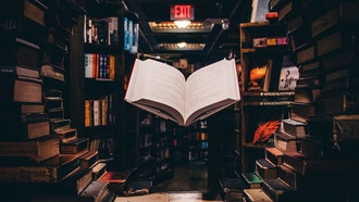 Libro flotando en una librería: la lectura es uno de los placeres más limpios y sustanciosos que tenemos a nuestro alcance, nos abre puertas para desarrollar la imaginación y para adquirir conocimiento