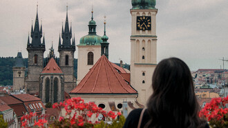 Escritora observa monumentos góticos de Praga