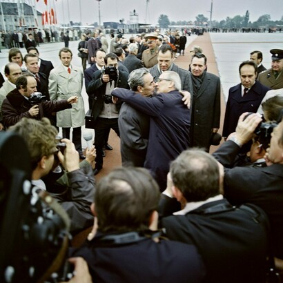 Thomas Billhardt, Besuch von Leonid Breschnew in Berlin zum 25. Jahrestag der DDR, 1974. Courtesy of Camera Work Gallery
