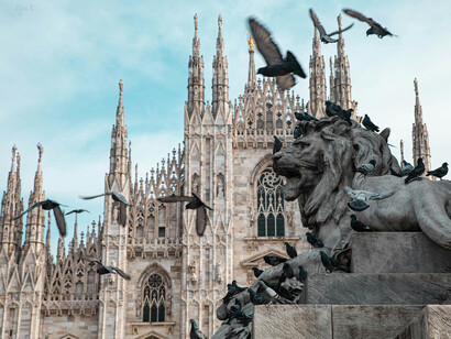 Duomo, Milano, Italia. Il duomo mi si presenta bianco, maculato, si parte e simultaneamente si arriva e l’orizzonte che accoglie il tuo arrivo. Evviva ci sono dei sorrisi. Le coppie si fanno i selfie, lui e lei obesi, si baciano con tanto amore