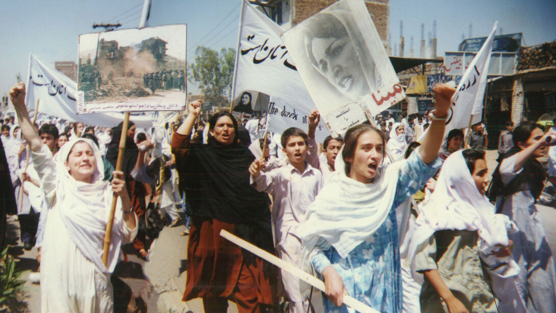 Manifestation de l'Association révolutionnaire des femmes d'Afghanistan (RAWA) à Peshawar, Pakistan, pour condamner le sixième anniversaire noir de l'invasion des fondamentalistes à Kaboul, le 28 avril 1998