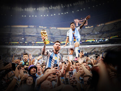 Lionel Messi levanta la copa del mundo junto con la afición argentina en el mundial de Qatar 2022