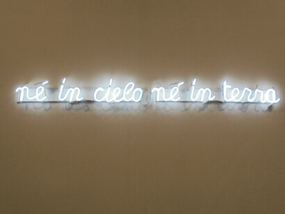 Liliana Moro. Né in cielo né in terra, neon e supporto in ferro, 2016