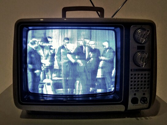 Medios audiovisuales continúan dando voz a representantes políticos, uniendo propaganda y entretenimiento