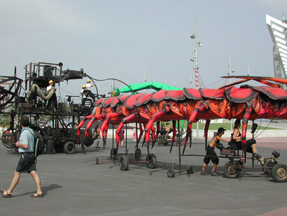 El Fórum fue un evento internacional en el que, a través de exposiciones, espectáculos y conferencias, se abordaban temas de actualidad relacionados con la diversidad cultural. Figuras de animales de la cabalgata del Fórum