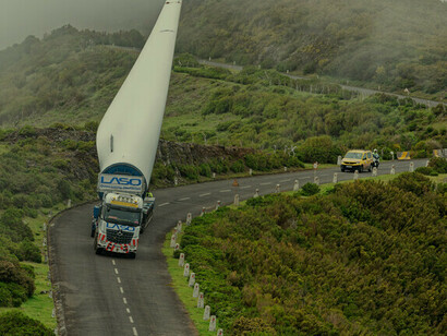Numérique. Pourquoi calculons-nous rarement les impacts écologiques de la fabrication et de la mise au rebut des panneaux solaires photovoltaïques, de l'éolien industriel et des véhicules électriques ?

