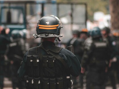 Police officers in the US are heavily armed which has resulted in a great number of protests