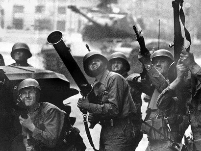 Soldados chilenos disparan contra el Palacio de la Moneda, donde se hallaba el presidente Allende, tras el golpe de Estado de Pinochet en 1973
